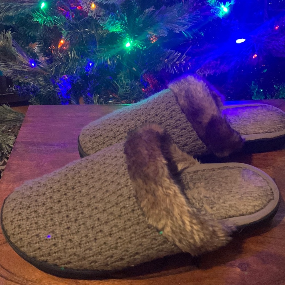 Sz 8.5 Isotoner faux fur house slipper! Excellent condition!